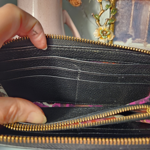 Vera Bradley Black Leather George Wallet Zip Pink Red Floral Interior - Picture 4 of 10